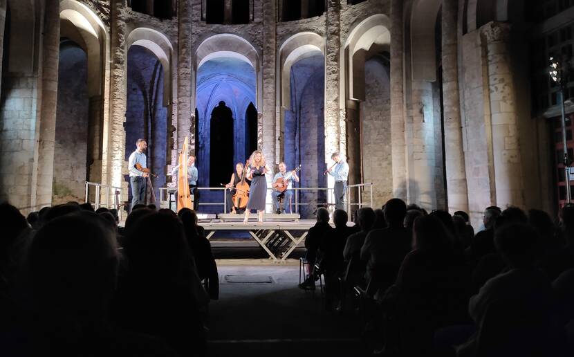 L’Escadron Volant de la Reine a décidé de retenter l’aventure, de Thiron-Gardais à Rémalard en passant par Nogent-le-Rotrou, pour présenter la 2ème édition de son festival les SuPercheries en 2023. Une programmation variée, entre musique baroque et musique du monde, musique vocale et instrumentale a été proposée pour faire découvrir la musique ancienne.