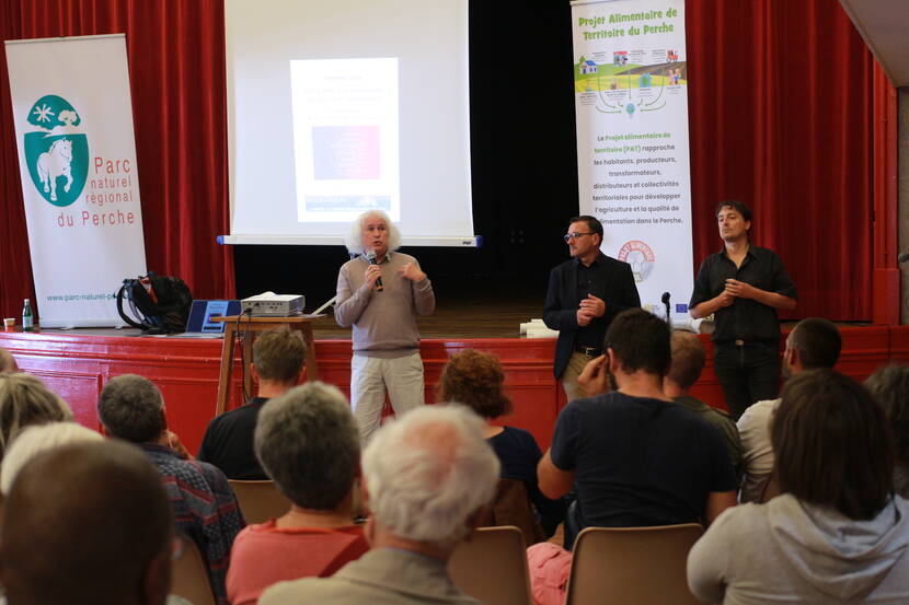 Cette conférence animée par Stéphane Linou (à droite), ici au côté de Gilles Maréchal (à gauche) du projet ATLASS II et de Thierry Liger (au centre), président de la commission Agriculture du Parc, s'est tenue dans le cadre du PAT coordonné par le Parc.